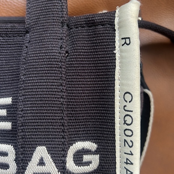 MARC JACOBS JACQUARD SMALL TOTE BAG( black and white) - Picture 9 of 12